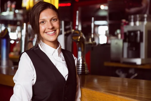 Felice barmaid sorridente alla macchina fotografica — Foto Stock