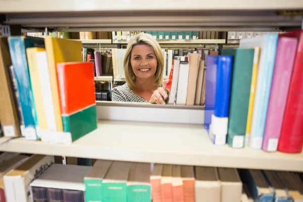 Dojrzały student biorąc książkę w bibliotece — Zdjęcie stockowe