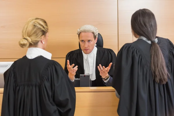 Адвокати розмовляють з суддею — стокове фото