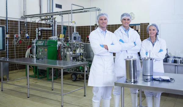 Equipo de biólogos con los brazos cruzados sonriendo a la cámara — Foto de Stock