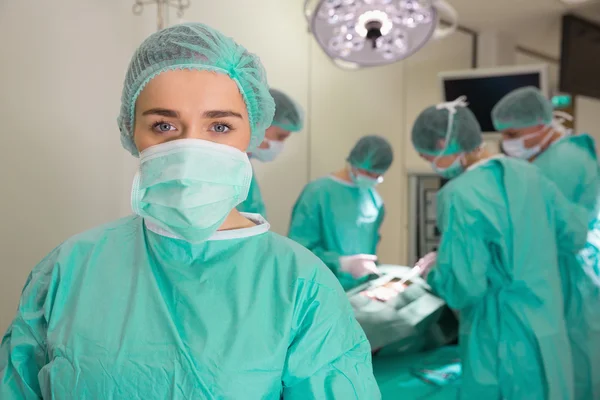 Étudiants en médecine pratiquant la chirurgie sur modèle — Photo