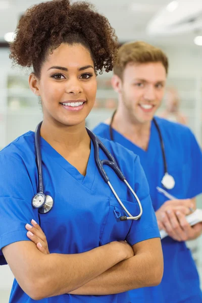 Jonge medische studenten glimlachen naar de camera — Stockfoto