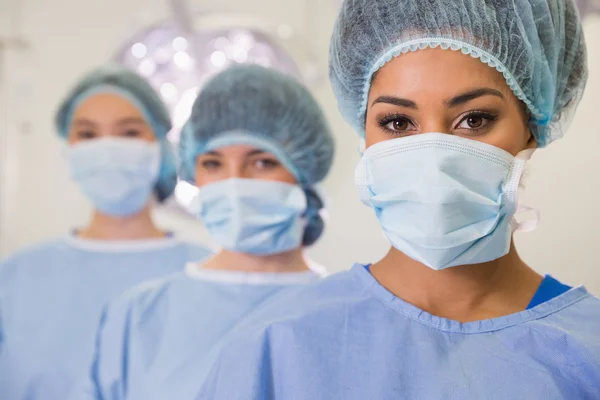 Étudiants en médecine en salle d'opération regardant la caméra — Photo