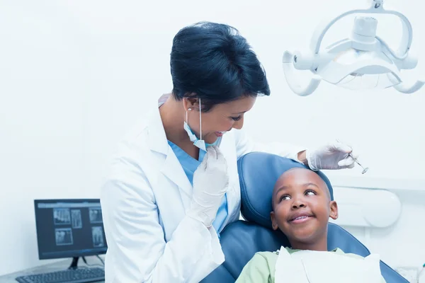 Portret uśmiechający się kobieta dentysty badając chłopców zębów — Zdjęcie stockowe