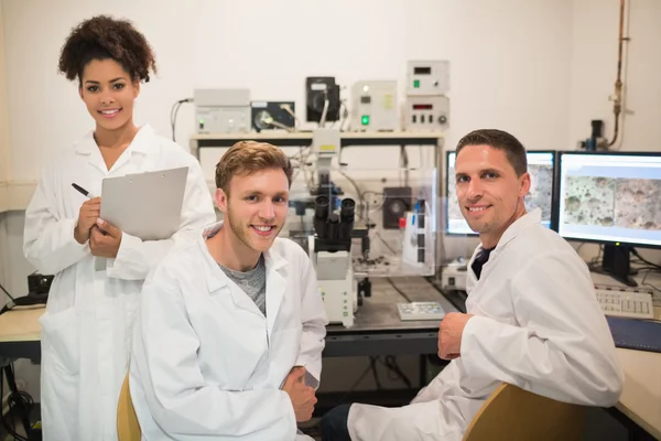 Estudantes de bioquímica usando microscópio grande — Fotografia de Stock