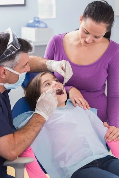 Dentista visita giovane paziente — Foto Stock