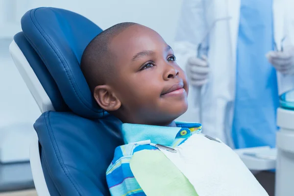 Мальчик ждет стоматологического осмотра — стоковое фото