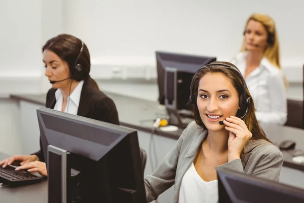 Lächelnder Callcenter-Agent, der auf dem Headset spricht — Stockfoto