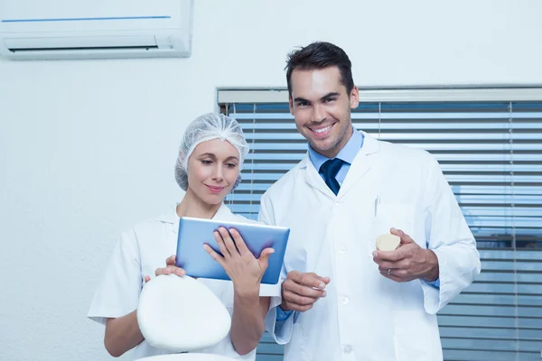 Dentistas usando tablet digital — Fotografia de Stock