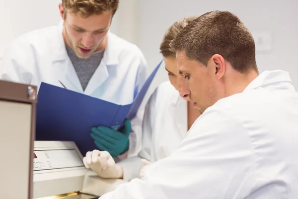 Estudiantes de ciencias usando incubadora en el laboratorio — Foto de Stock