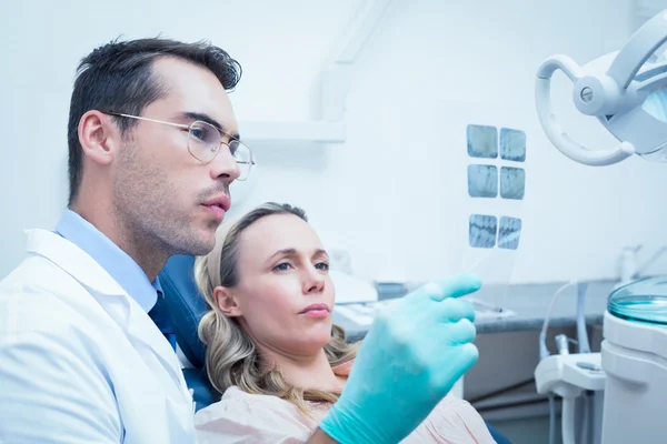 Dentista mostrando donna la sua bocca a raggi X — Foto Stock