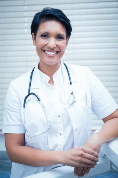 Fiducioso sorridente dentista femminile — Foto Stock