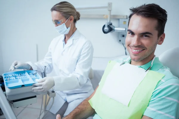 Улыбающийся мужчина ждет стоматологического осмотра — стоковое фото