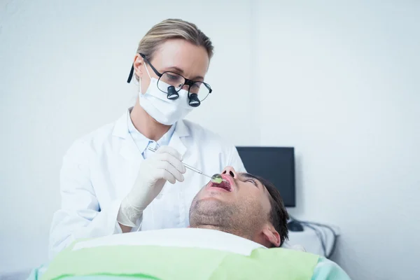 Zahnärztin untersucht männliche Zähne — Stockfoto