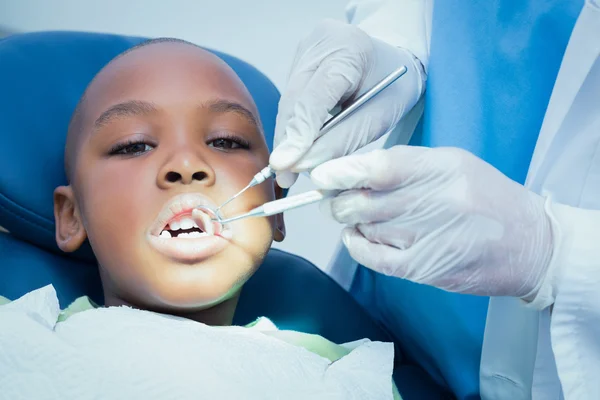 Menino com os dentes examinados pelo dentista — Fotografia de Stock