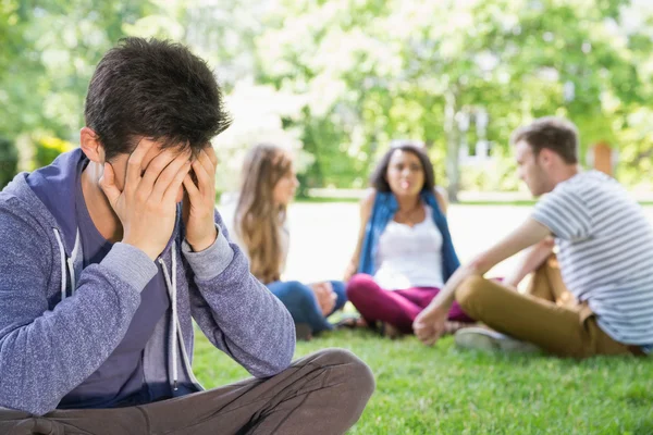 Einsame Studenten fühlen sich auf dem Campus ausgeschlossen — Stockfoto