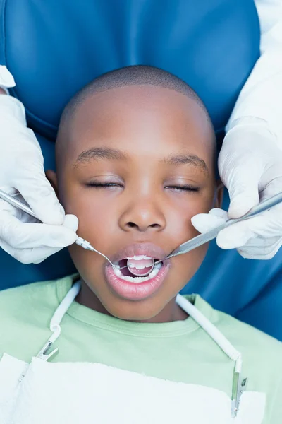 Primer plano del chico que le examinaron los dientes —  Fotos de Stock