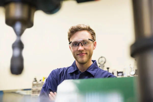 Estudante de engenharia sorrindo para a câmera — Fotografia de Stock