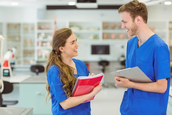 Jóvenes estudiantes de medicina sonriendo el uno al otro —  Fotos de Stock