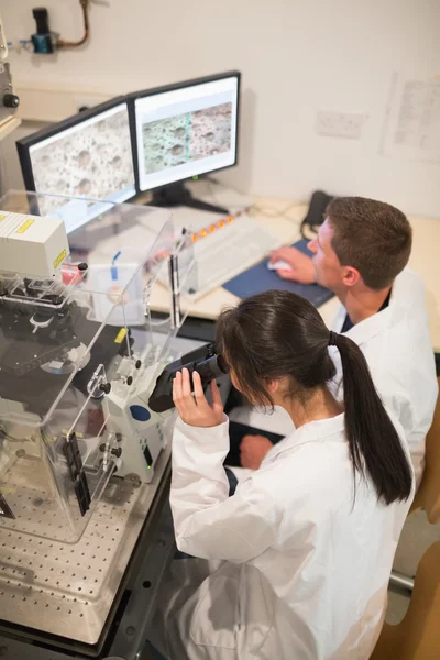 Biochemistry students using large microscope — Stock Photo, Image