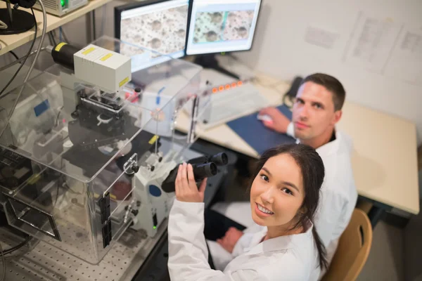 Estudiantes de bioquímica usando microscopio grande —  Fotos de Stock