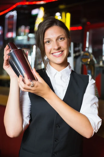 Feliz camarera sonriendo a la cámara haciendo cóctel — Foto de Stock