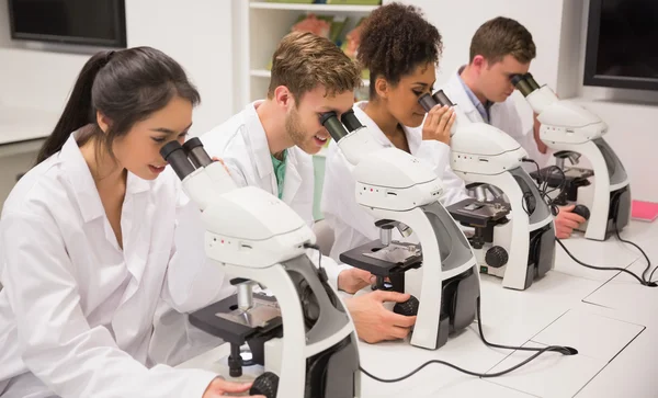 Estudantes de medicina trabalhando com microscópio — Fotografia de Stock