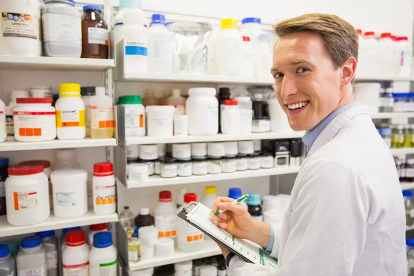 Bonito farmacêutico escrevendo na área de transferência — Fotografia de Stock