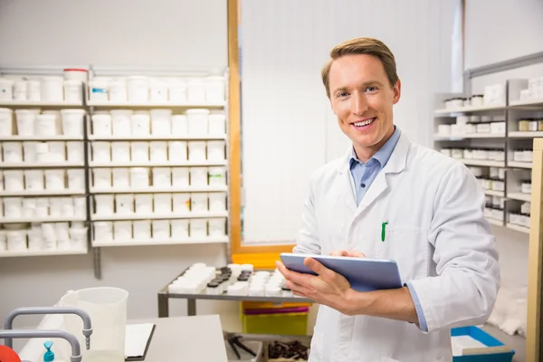 Feliz farmacéutico usando la PC tableta — Foto de Stock