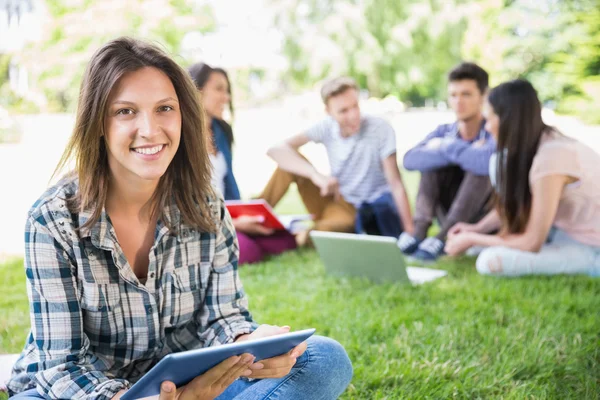 Glückliche Studenten sitzen draußen auf dem Campus — Stockfoto