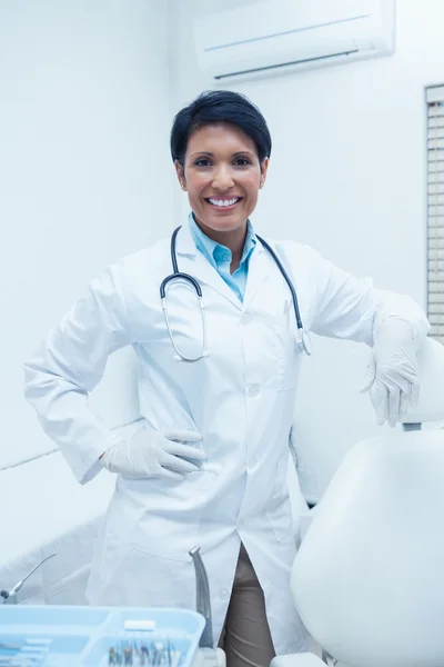 Porträtt av leende kvinnliga tandläkare — Stockfoto