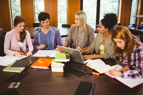 Estudiantes trabajando juntos en una tarea — Foto de Stock