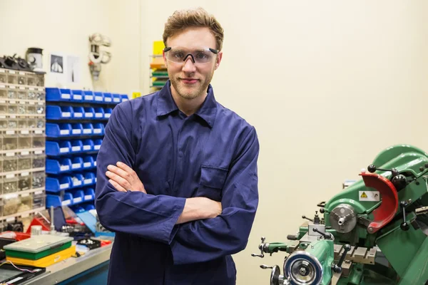 Engineering student ler mot kameran — Stockfoto