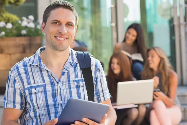 Gelukkig student zijn tablet pc gebruikt op de campus — Stockfoto