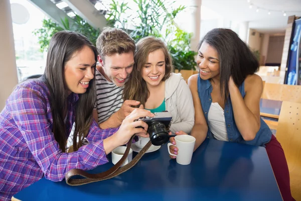 Mladí studenti při pohledu na fotoaparát — Stock fotografie