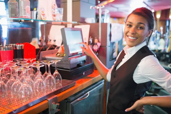 Pelayan bar cantik menggunakan layar sentuh sampai — Stok Foto