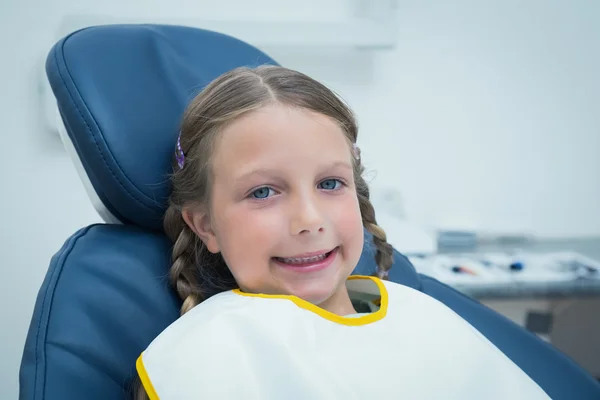 小女孩微笑着等待牙科考试 — 图库照片