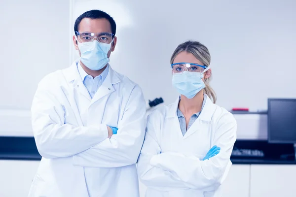 Studenten der Naturwissenschaften tragen Schutzmasken — Stockfoto