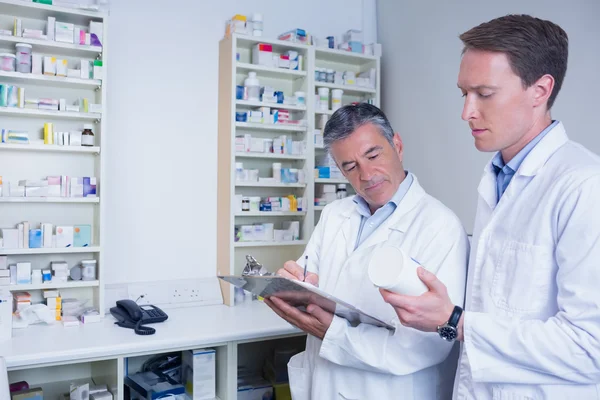 Farmacêuticos segurando medicação — Fotografia de Stock