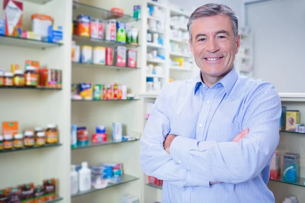 Farmacêutico de pé de braços cruzados — Fotografia de Stock