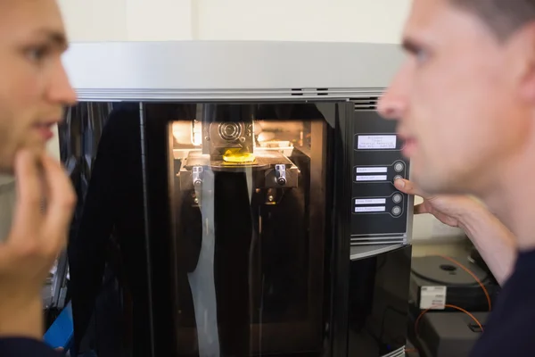 Engineering students using 3d printer — Stock Photo, Image