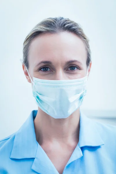 女性歯科医の身に着けているサージカル マスク — ストック写真