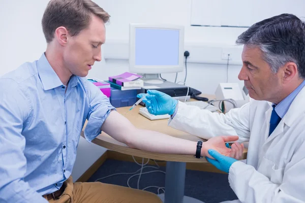 Doctor about to give an injection — Stock Photo, Image