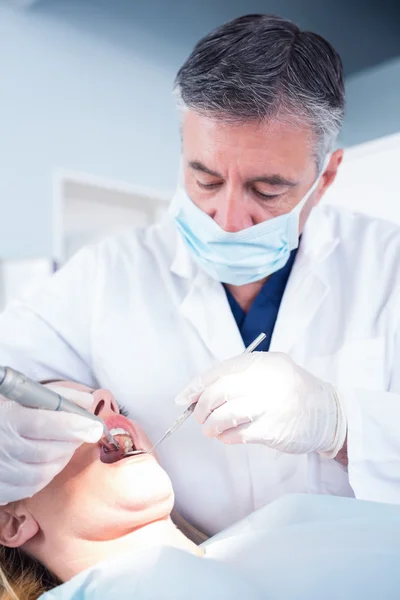 Dentista examinando um paciente — Fotografia de Stock