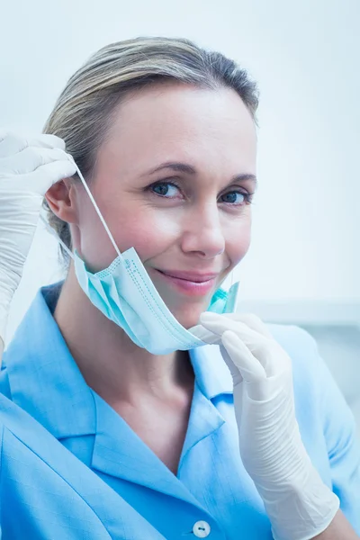 Sorridente jovem dentista feminina — Fotografia de Stock