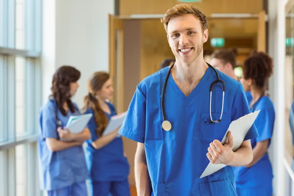 Medizinstudent lächelt in die Kamera — Stockfoto