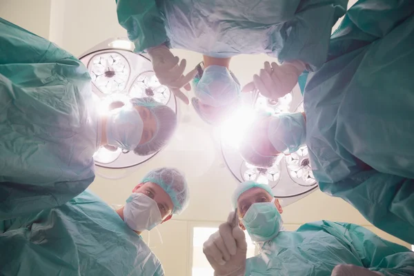 Estudiantes de medicina practicando cirugía en modelo —  Fotos de Stock