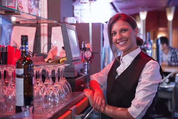 Happy barmanka pomocí dotykové obrazovky až do — Stock fotografie