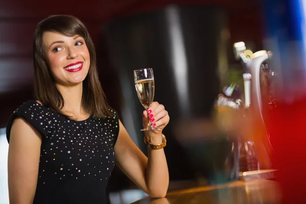 Mooie brunette glas champagne drinken — Stockfoto