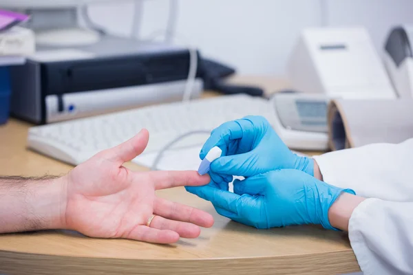 Primer plano de un médico analizando la sangre de sus pacientes —  Fotos de Stock